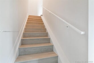 2561 NE 193rd St in Miami, FL - Building Photo - Building Photo
