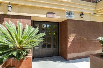 Residential Condominiums in Los Angeles, CA - Foto de edificio - Building Photo