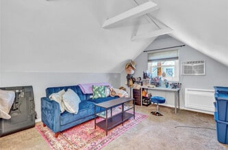 233 Sears Rd, Unit Second Floor in West Islip, NY - Foto de edificio - Building Photo