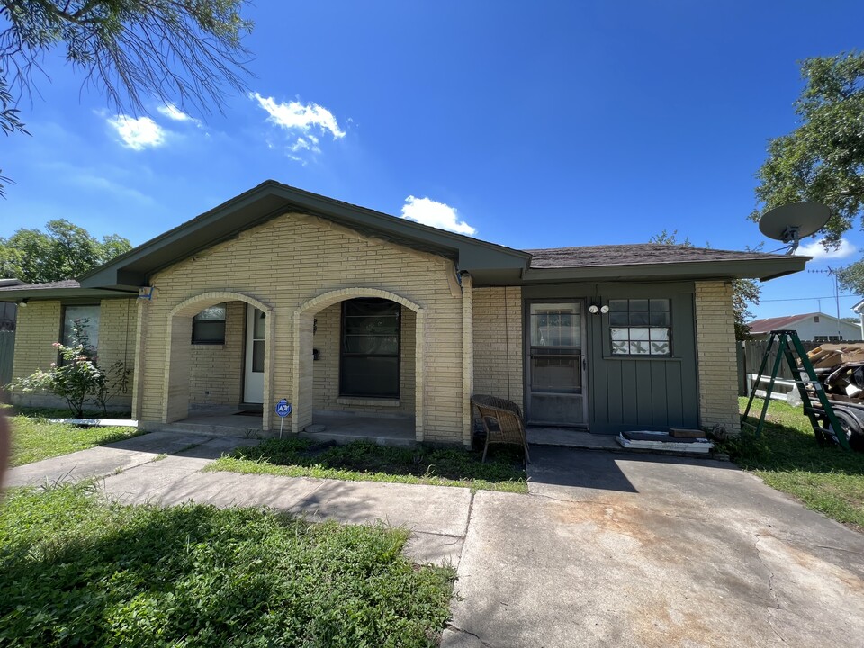 615 W 5th St in Alice, TX - Building Photo