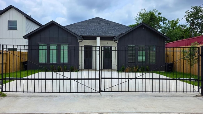 6528 Weston St in Houston, TX - Building Photo - Building Photo