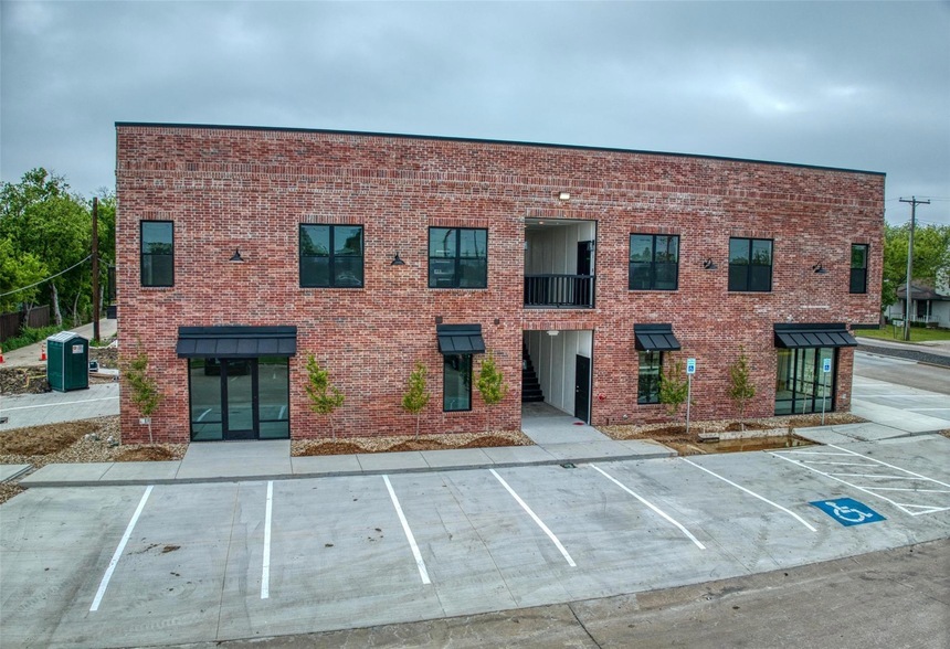 201 E 5th St, Unit 01 in Ferris, TX - Foto de edificio