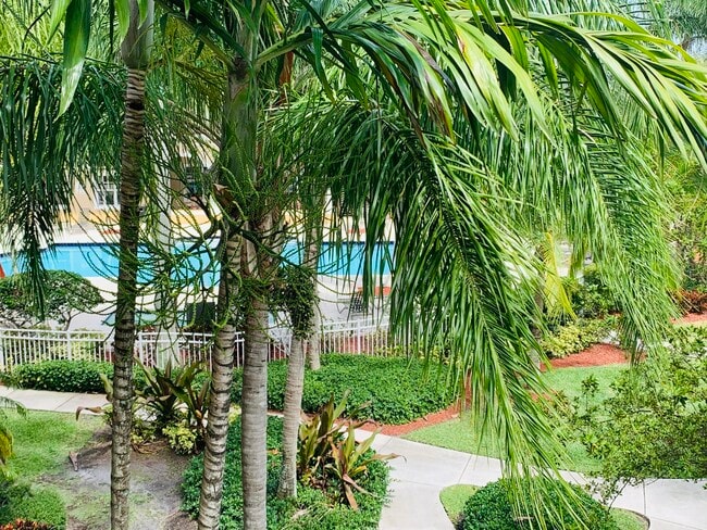 6521 Emerald Dunes Dr in Royal Palm Beach, FL - Building Photo - Building Photo