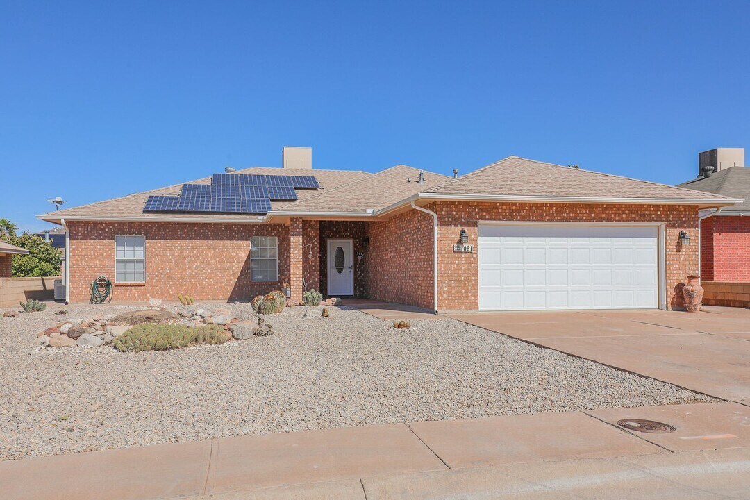1081 Mimosa Ave in Alamogordo, NM - Building Photo