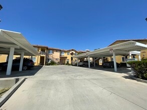10201 Remmet Ave in Chatsworth, CA - Foto de edificio - Building Photo