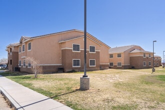 Park Palace Apartments in Mojave, CA - Foto de edificio - Building Photo