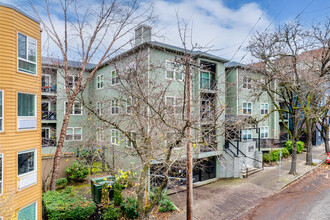 Clayborn Condominiums in Portland, OR - Building Photo - Building Photo