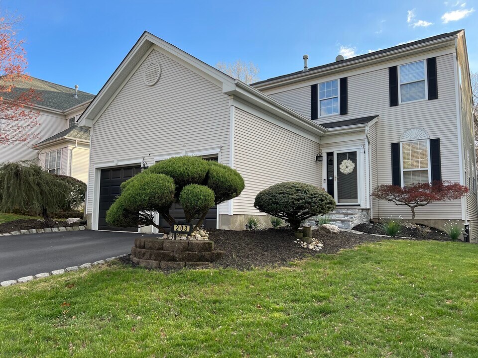 203 Woodcliff Blvd in Morganville, NJ - Building Photo