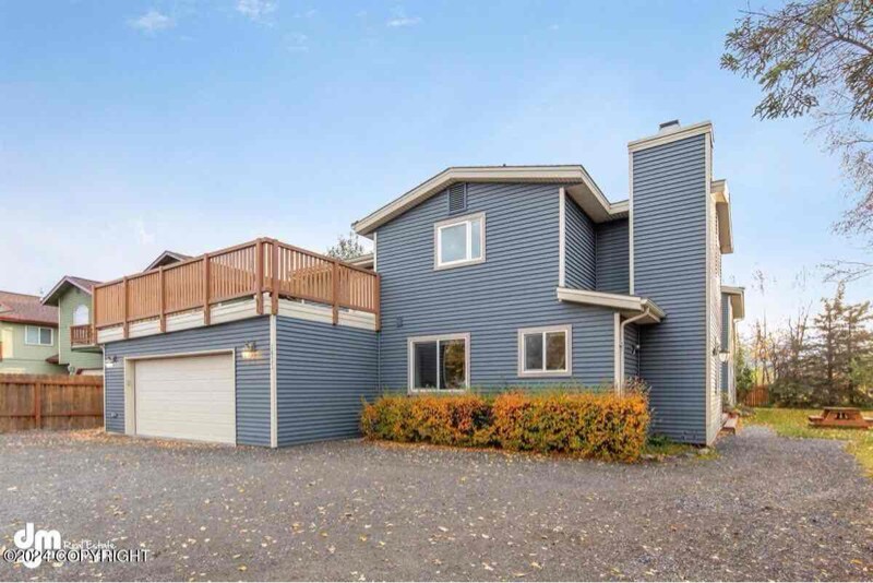 8933 Lakehurst Dr in Anchorage, AK - Building Photo