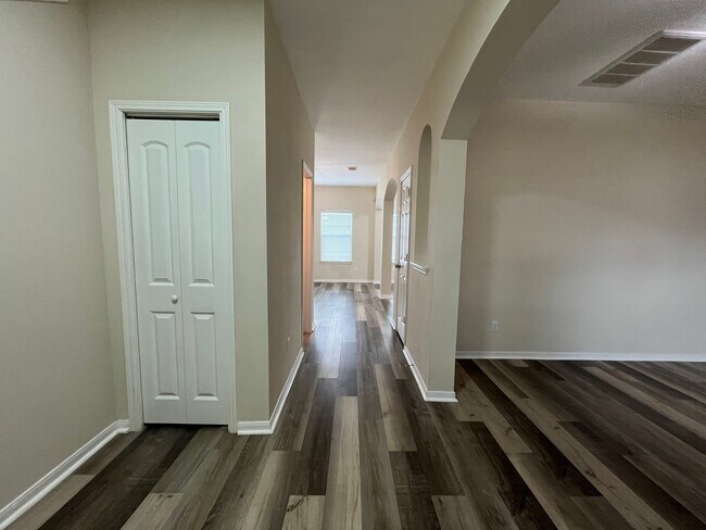 20702 Settlers Lake Cir N