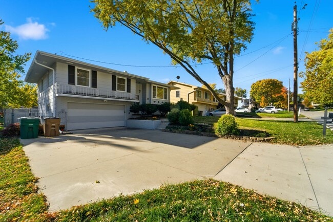 6502 Allison Ave in Windsor Heights, IA - Building Photo - Building Photo