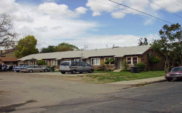 439 S Sacramento St in Lodi, CA - Foto de edificio