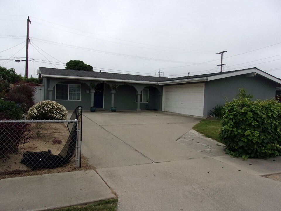 308 E Lemon Ave in Lompoc, CA - Building Photo