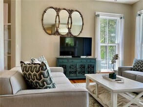 541 Bellevue Ave in Newport, RI - Foto de edificio - Building Photo