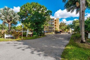 4111 Stirling Rd in Davie, FL - Building Photo