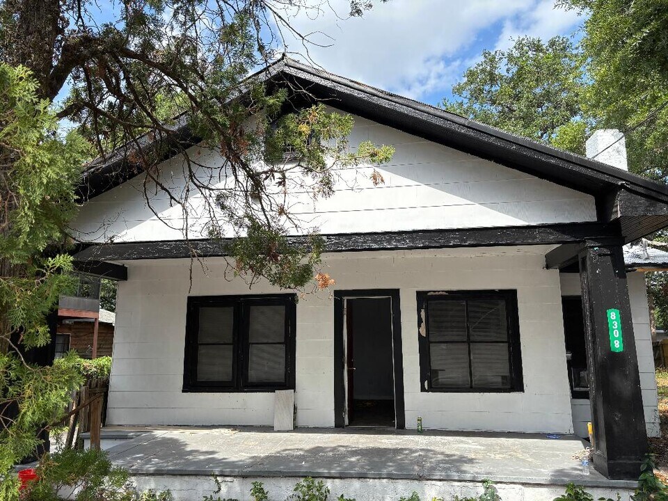 8308 N 11th St in Tampa, FL - Foto de edificio
