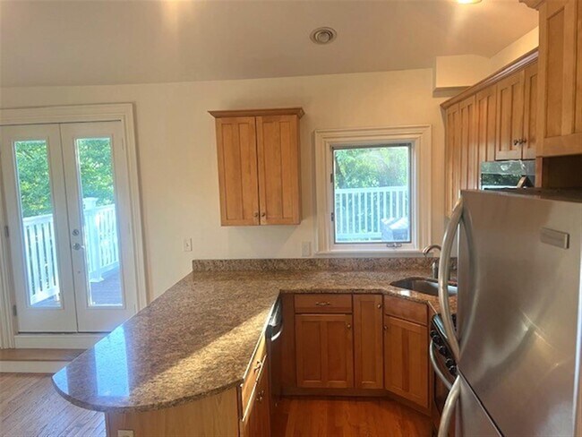 24 Pinckney St, Unit 3 in Somerville, MA - Building Photo - Building Photo