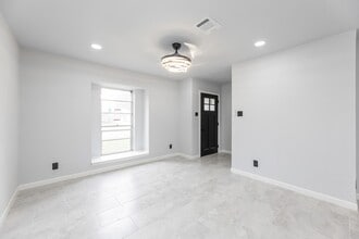 1109 E Columbia Ln in Deer Park, TX - Building Photo - Building Photo