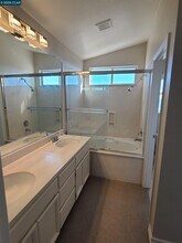 34 Shorewood Ct in Richmond, CA - Building Photo - Building Photo