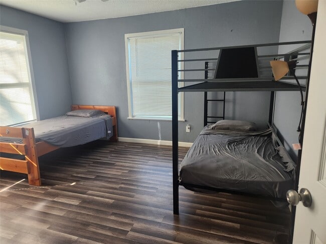 715 S Market St in Grapeland, TX - Foto de edificio - Building Photo