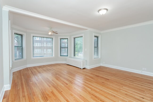 6911 S Paxton Ave in Chicago, IL - Building Photo - Building Photo