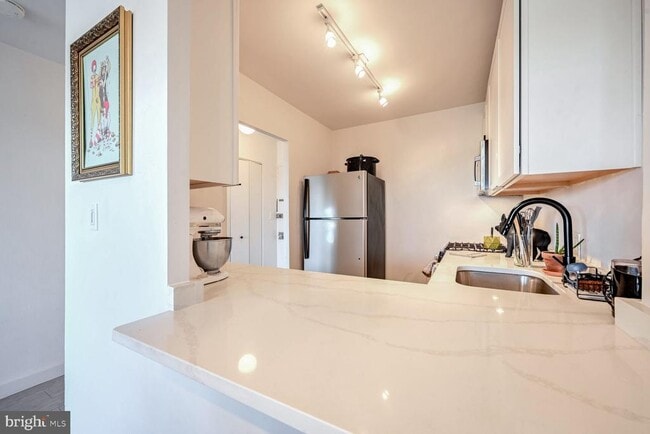 1330 New Hampshire Ave NW in Washington, DC - Building Photo - Building Photo