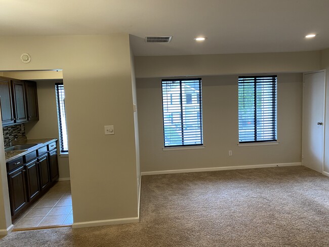 34 Navajo Ct, Unit 34 in Coram, NY - Building Photo - Building Photo