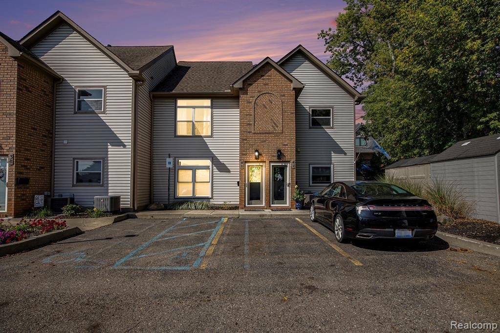 40 Park Island Dr in Lake Orion, MI - Foto de edificio