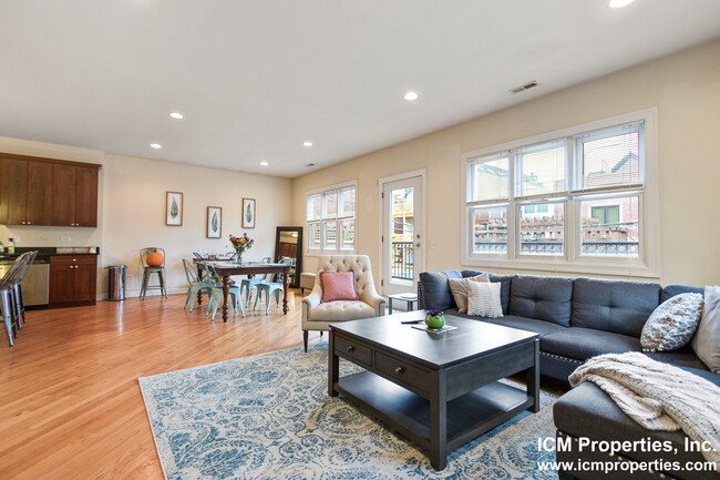 1438 W Belmont Ave, Unit 3 in Chicago, IL - Building Photo - Building Photo