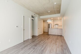 208 Crevier St in St. Laurent, QC - Building Photo - Building Photo