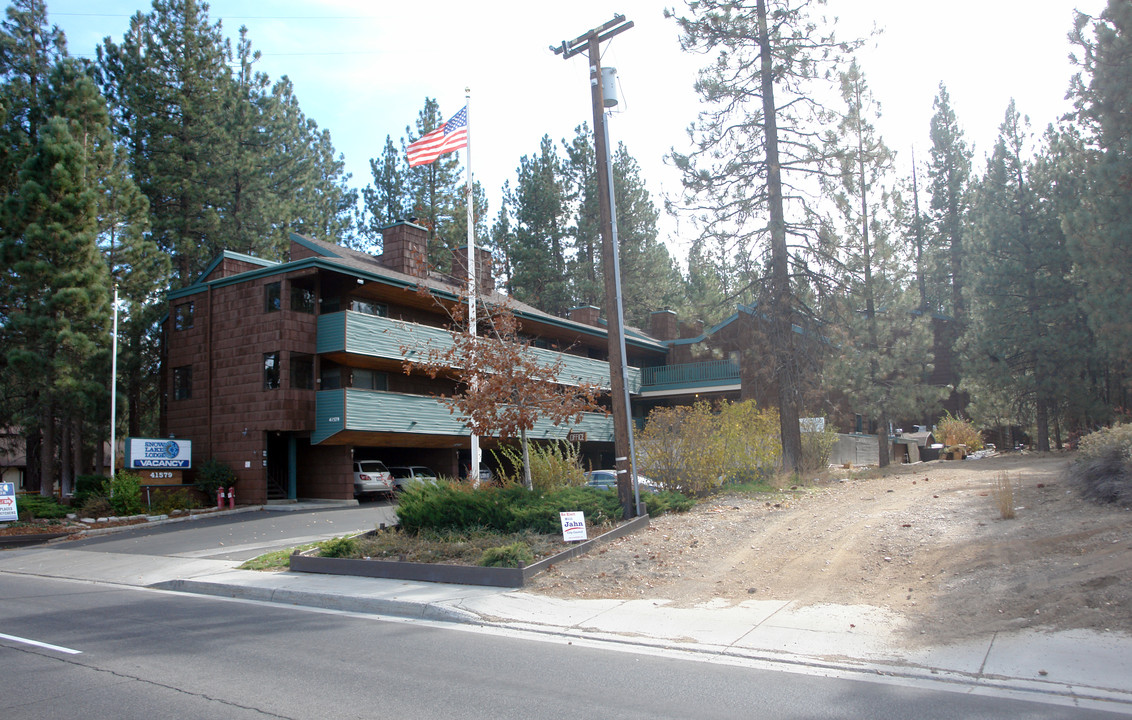 Snow Lake Lodge in Big Bear Lake, CA - Foto de edificio