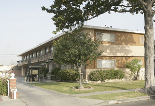 8139 Cypress Ave in South Gate, CA - Foto de edificio - Building Photo