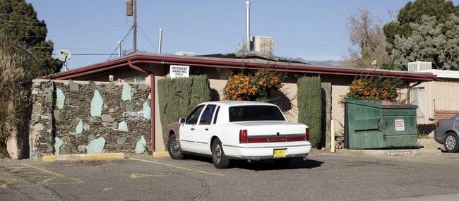 9215 Marron Cir NE in Albuquerque, NM - Foto de edificio - Building Photo