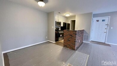 263 Crosspointe Dr in East Brunswick, NJ - Building Photo - Building Photo