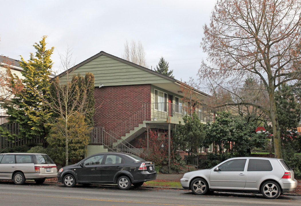 4022 California Ave SW in Seattle, WA - Building Photo