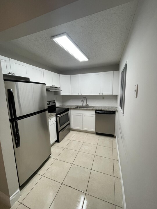 420 Meadows Cir in Boynton Beach, FL - Foto de edificio