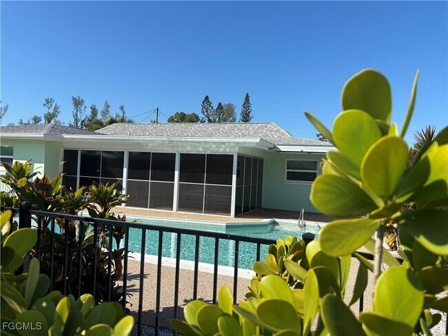 5917 SW 1st Ct in Cape Coral, FL - Building Photo - Building Photo