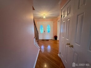 21 Crestview Dr in Kendall Park, NJ - Building Photo - Building Photo
