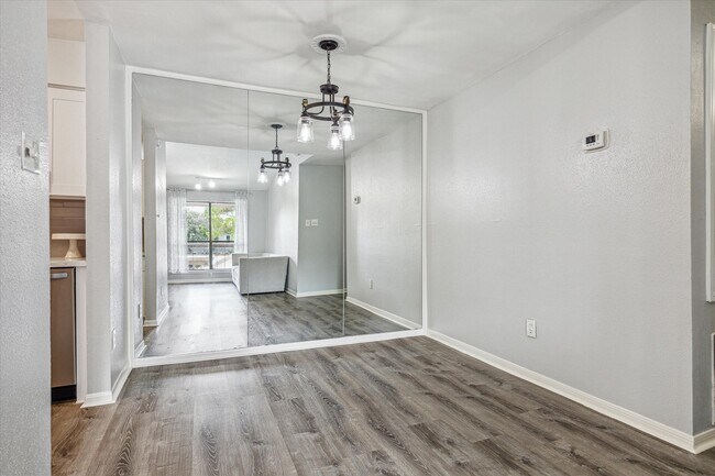 2125 Augusta Dr in Houston, TX - Building Photo - Building Photo