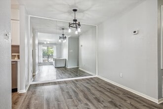 2125 Augusta Dr in Houston, TX - Foto de edificio - Building Photo