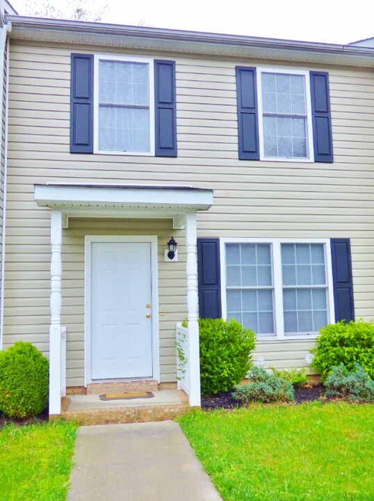 102 12th St in Grottoes, VA - Building Photo