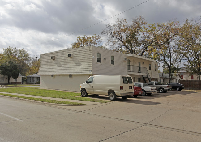 111 E Rogers St in Arlington, TX - Building Photo - Building Photo