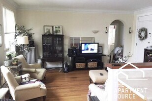 918 Green Bay Rd, Unit 2L in Winnetka, IL - Building Photo
