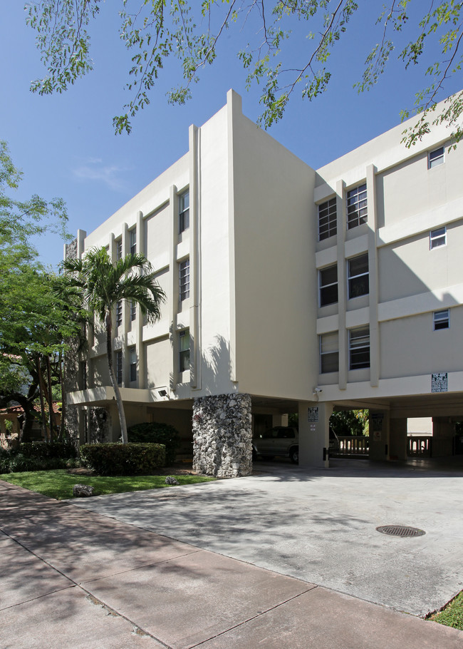 Barcelona Court in Miami, FL - Building Photo - Building Photo