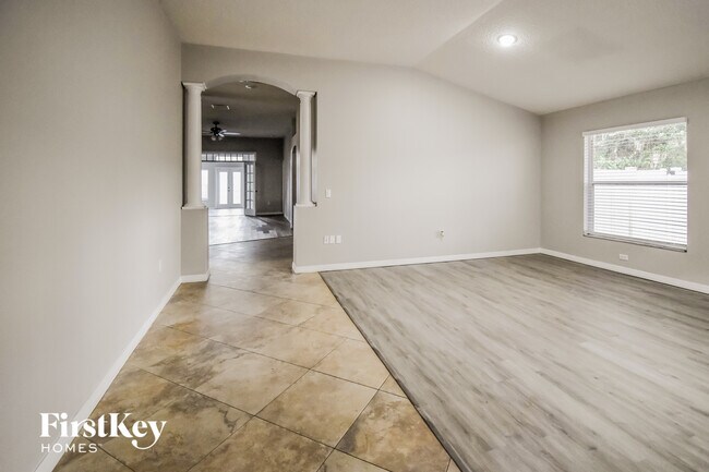 516 Valencia Park Dr in Seffner, FL - Foto de edificio - Building Photo