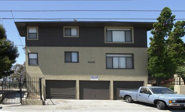 The Hilton Apartments in Oakland, CA - Building Photo - Building Photo