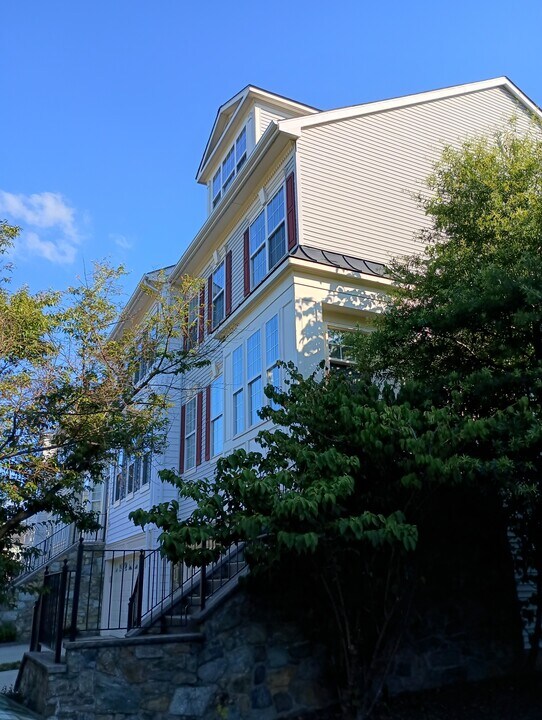 2039 Capstone Cir in Herndon, VA - Building Photo
