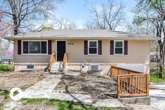 602 Linwood St in Pleasant Hill, MO - Foto de edificio - Building Photo