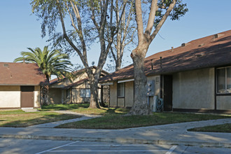 Linmar Apartments in Kingsburg, CA - Building Photo - Building Photo