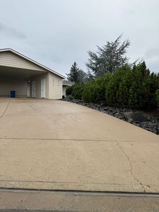 2516 Castle Ave in Roseburg, OR - Building Photo - Building Photo